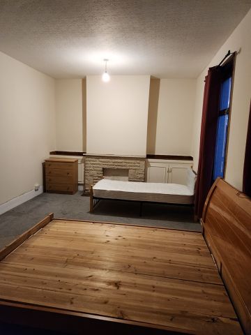 3 Bed Flat, Romford Road, E7 - Photo 2