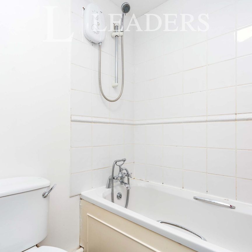 2 bedroom house to rent Woodstock Close, Hedge End, Southampton, SO30 - Photo 1