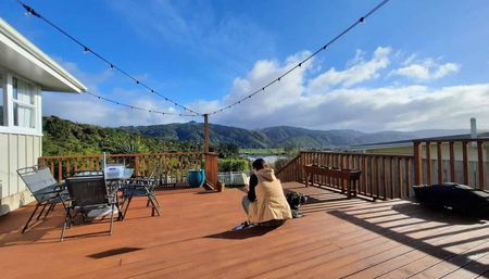 Sunny and private home with a view - Photo 2