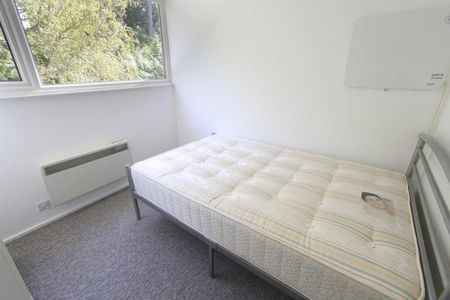 2 Bed Flat - Photo 3