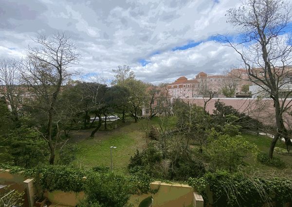 Apartamento T2 para arrendamento sem móveis com piscina nas Laranjeiras, Lisboa