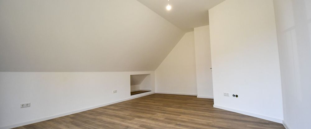 Lichtdurchflutete Maisonettewohnung mit Terrasse, hochwertiger Einbauküche und E-Ladestation - Photo 1