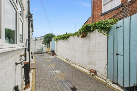5 bedroom end of terrace house to rent - Photo 4