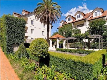 SENSATIONAL & CHARMING AIRCONDITIONED 1 BEDROOM LOFT APARTMENT - Photo 3