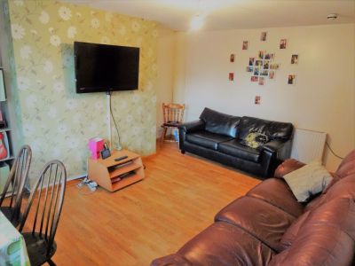 6 bedroom Flat in Hollybank, Leeds - Photo 3