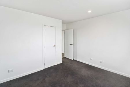 Refurbished Two Bedroom Prime Location! - Photo 2