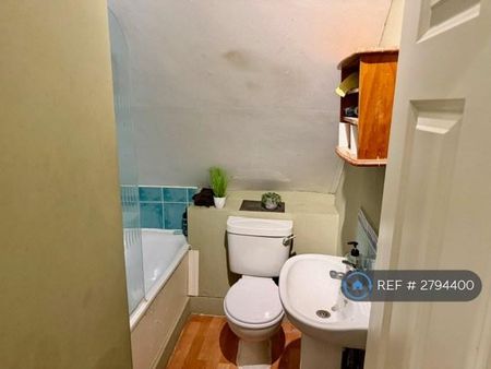 1 bedroom in a house share to rent - Photo 3