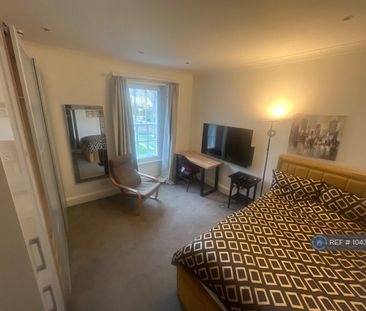 1 bedroom in a flat share to rent - Photo 2