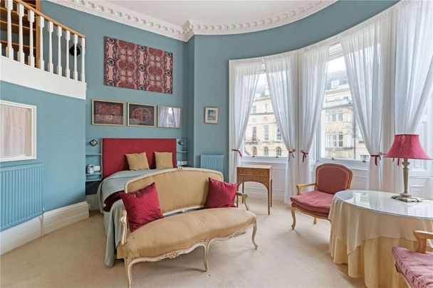 An impressive Grade I listed ground floor flat, located in one of Bath's most prestigious addresses with wonderful views across the crescent lawns. - Photo 1