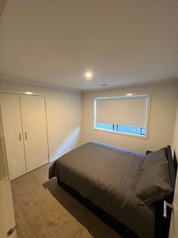 Cranbourne East - Photo 2