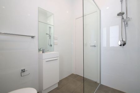 Freshly painted 3 bedroom home - Photo 3