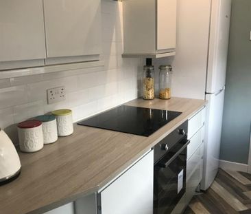 3 bedroom Flat To Let - Photo 3