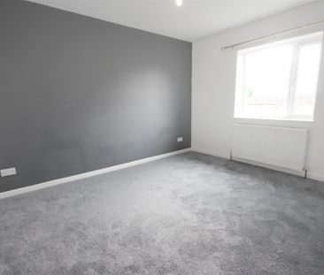 3 Bedroom House - Mid Terrace To Let - Photo 4