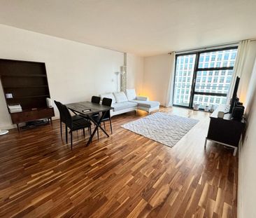 2 Bed Flat, Discovery Dock Apartments West, E14 - Photo 1