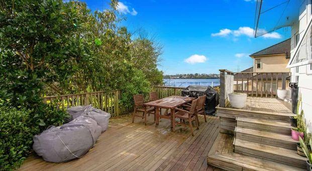 Family Home With Stunning Views - Photo 1