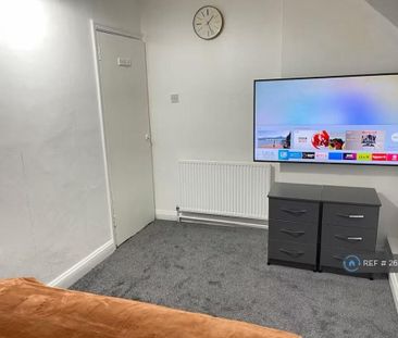 1 bedroom in a house share to rent - Photo 2