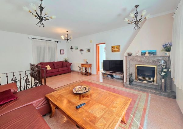 LONG TERM RENTAL Beautiful villa with sea views for rent in Benissa coast with 5 bedrooms.