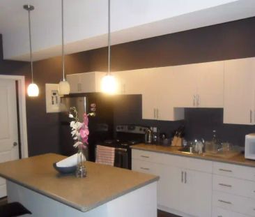 JUNE 1st. West Broadway - Beautiful 1 Bedroom Suite incl/Water, Par... - Photo 1