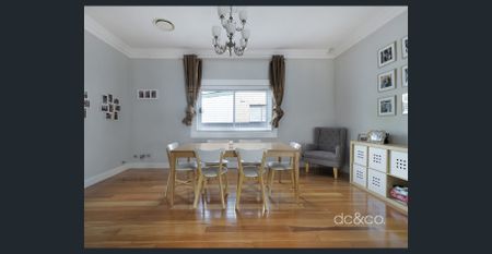 Period charm meets modern sophistication - Photo 4