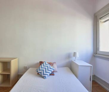 Room in a shared 11-bedroom apartment for rent in Lisbon - Photo 2