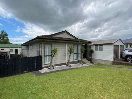 Clover Park 3 bedrooms beautiful family home. - Photo 3