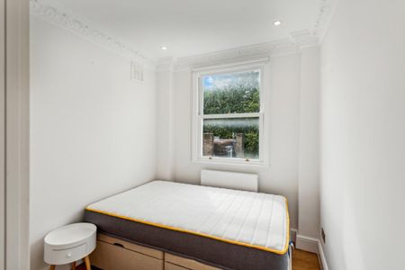 2 bedroom flat in London - Photo 3