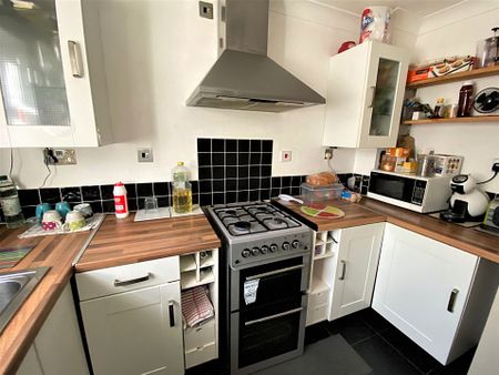 £1,275 PCM, Two Bedroom House with Off-Road Parking and Enclosed Garden in Waterhouse Drive, Grangetown, Cardiff, CF11 8AY - Photo 2
