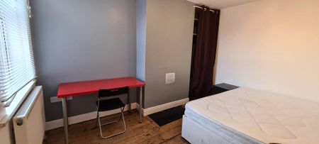 6 bedroom house to rent - Photo 2