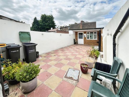 3 bedroom end of terrace house to rent - Photo 1