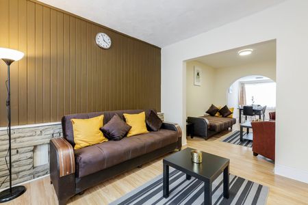 2 Bed Terraced House, Eastbury Avenue, IG11 - Photo 2