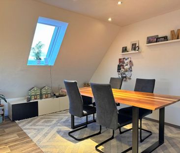 Charmante Dachgeschosswohnung mit Einbauküche, Balkon und Terrasse ... - Photo 4