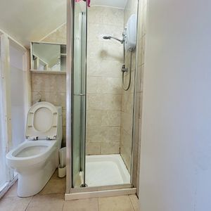 Room in a Shared House, Selborne Gardens, NW4 - Photo 2