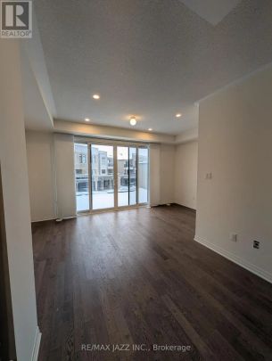 19 CLARINGTON BOULEVARD - Photo 1