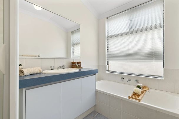 Huge family home with room for everyone. - Photo 1