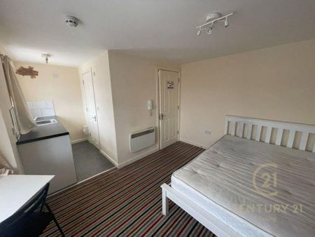 1 bedroom in a house share to rent - Photo 2