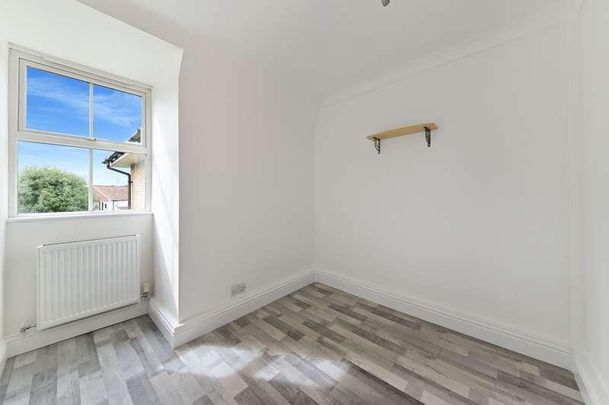 Lovelace Gardens, Burlington Court, KT6 - Photo 1