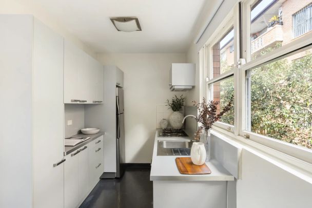 Low maintenance living and convenience close to transport - Photo 1
