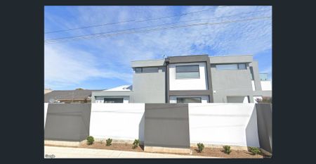 Look No Further ~ 2 Bedroom Townhouse ~ Prime Location! - Photo 3