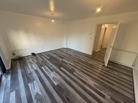 4 bedroom semi-detached house to rent - Photo 4