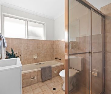 Bright & Sunny Two bedroom Townhouse with Double lockup garage - Photo 6