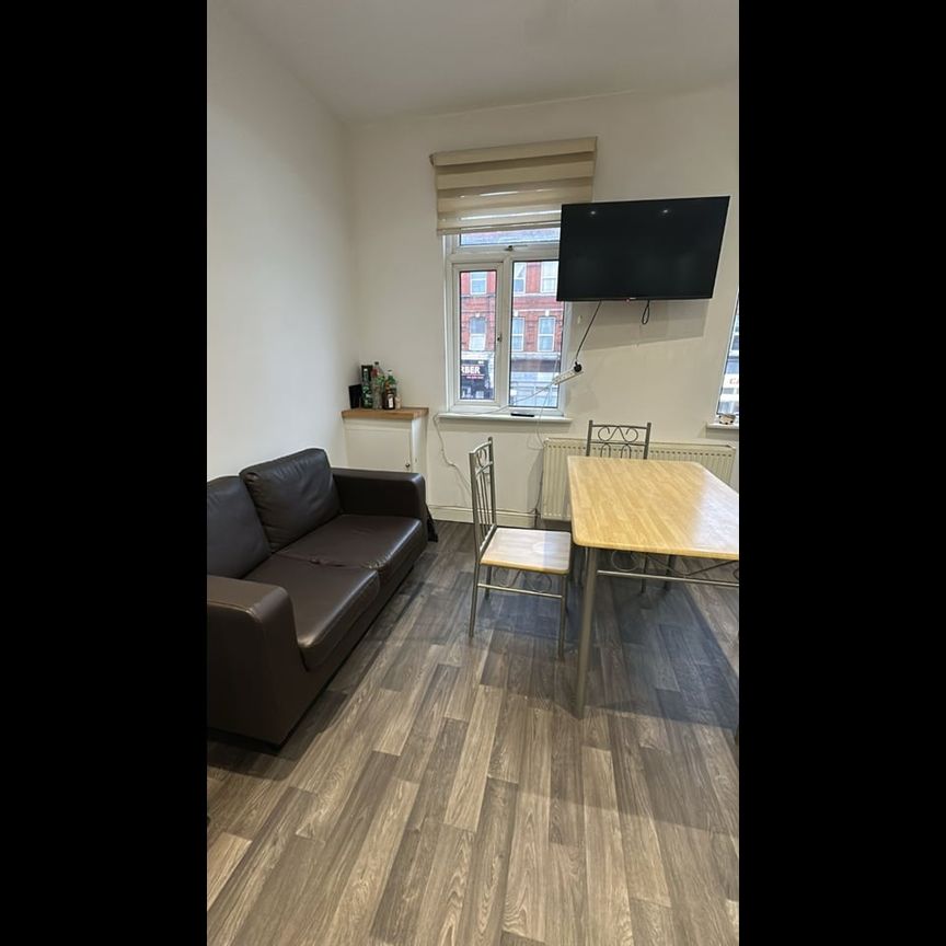 Room in a Shared House, Cricklewood Broadway, NW2 - Photo 1