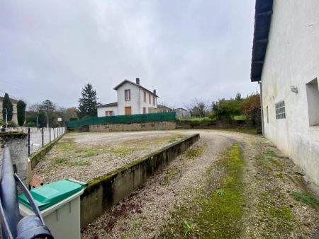 A VILLENEUVE SUR LOT T2 BIS AVEC JARDIN ET PARKING PRIVATIF - Photo 5