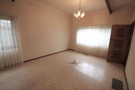 Perfect Family Home in a Prime Location - Opposite Parkland! - Photo 4