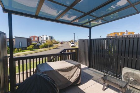 Trendy and near new - Photo 3