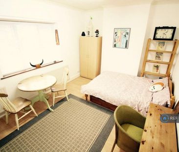 1 bedroom in a flat share to rent - Photo 6