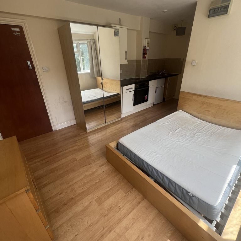 Studio to rent - Photo 1