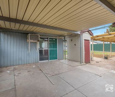 4 BEDROOMS PLUS EXTERNAL RUMPUS/TEENAGE RETREAT - Photo 2