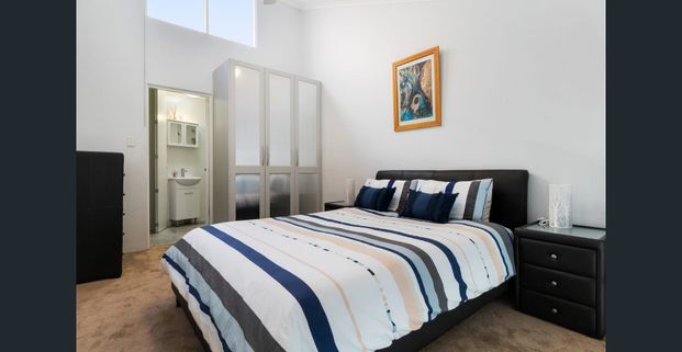 Fully Furnished Loft Style One Bedroom Apartment - Photo 1