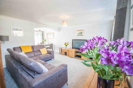 4 bedroom semi-detached house to rent - Photo 2