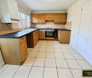 MERSEA CRESCENT, WICKFORD - Photo 4